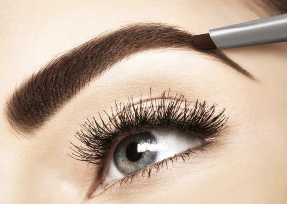 Jak nauczyć się malować brwi, aby uzyskać naturalny i piękny efekt Jak nauczyć się malować brwi, aby uzyskać naturalny i piękny efekt