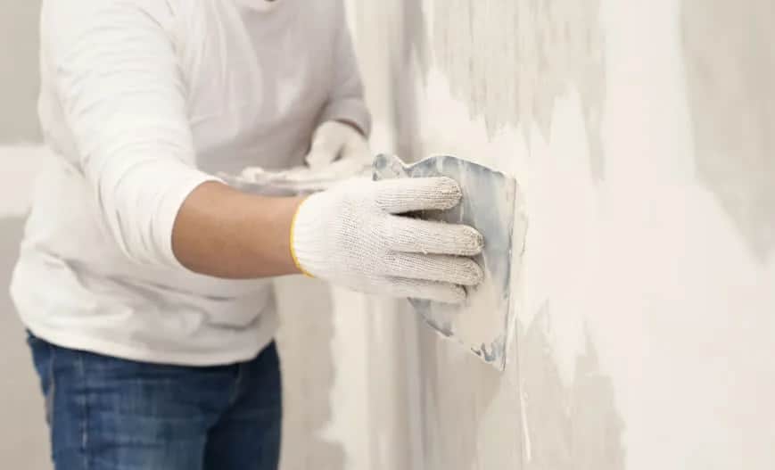 Czy kłaść gładź na tynk maszynowy? Sprawdź, kiedy to konieczne