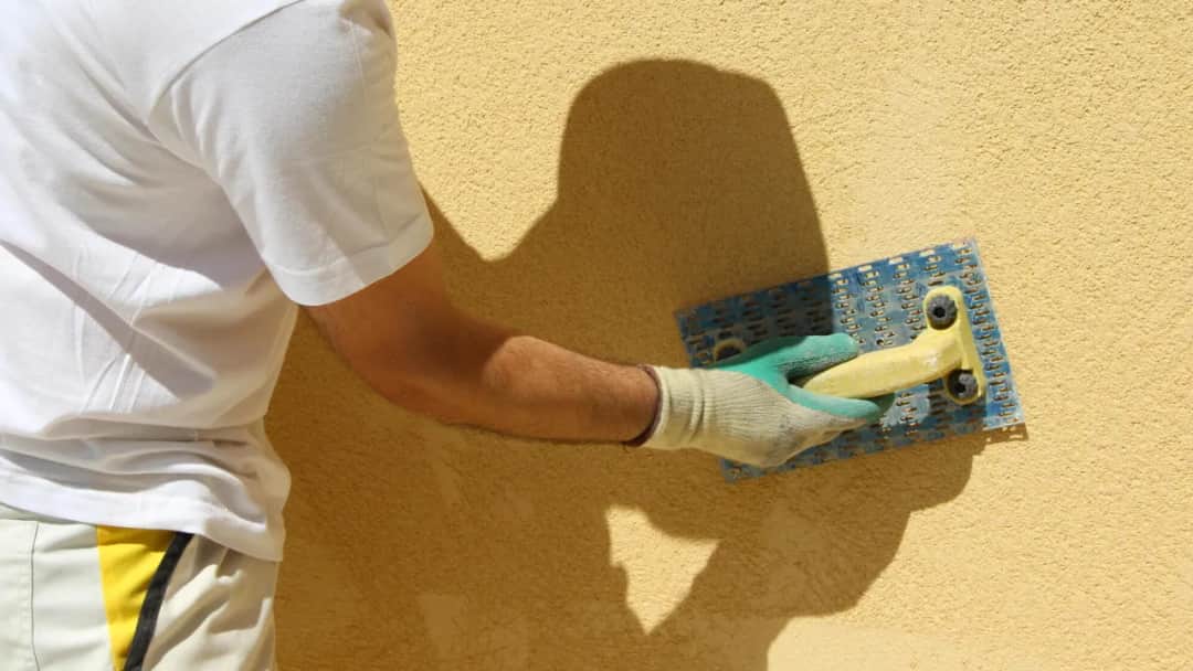 Czym nakładać tynk strukturalny, aby uniknąć najczęstszych błędów?