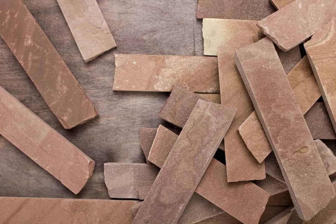 Ile kosztuje położenie kamienia dekoracyjnego? Zaskakujące ceny i porady