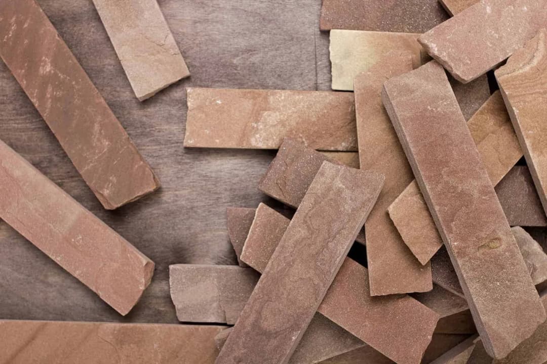 Ile kosztuje położenie kamienia dekoracyjnego? Zaskakujące ceny i porady