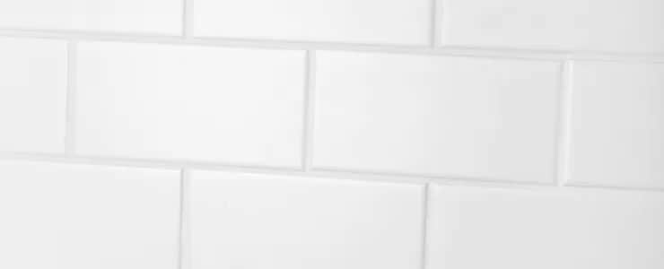 Skuteczne sposoby na to, czym wyczyścić fugi w łazience i uniknąć pleśni