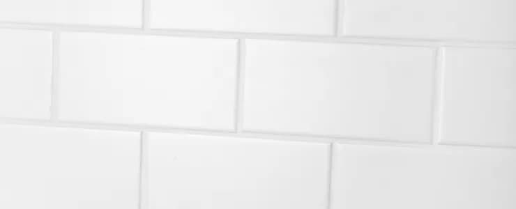 Skuteczne sposoby na to, czym wyczyścić fugi w łazience i uniknąć pleśni