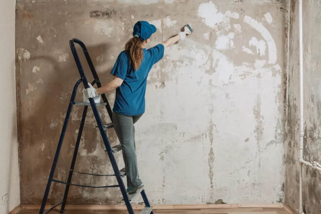 Jak się kładzie gładź na ścianę, by uniknąć nierówności i błędów