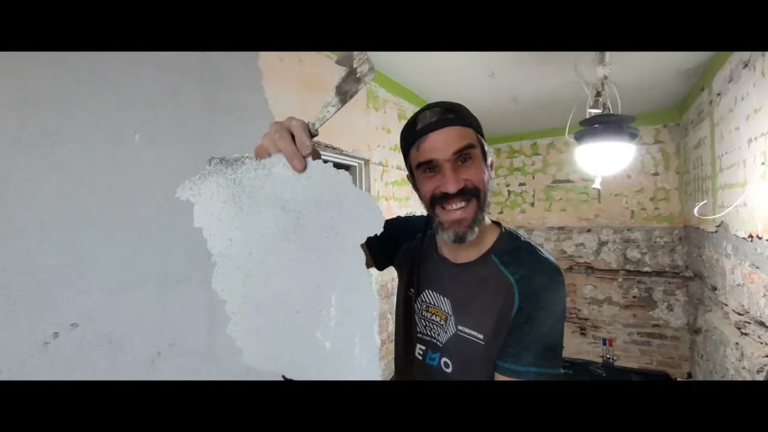 Czy gruntować pod tynk cementowo-wapienny? Uniknij problemów z przyczepnością