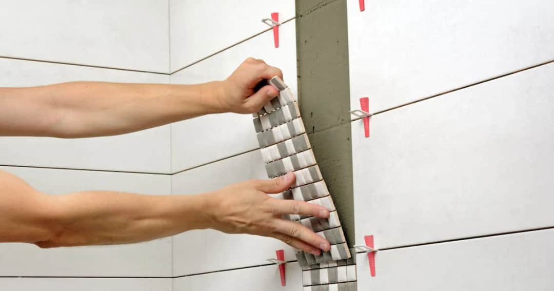 Jak ułożyć płytki w kuchni na ścianie bez błędów i frustracji