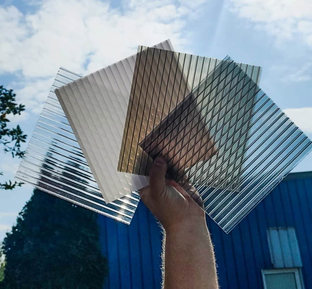 Poliwęglan mleczny czy przezroczysty – który wybór zapewni komfort?