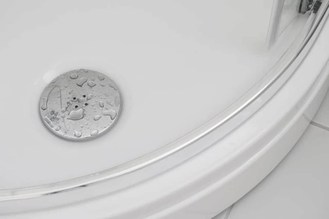 Brodzik akryl czy konglomerat: co wybrać, aby uniknąć problemów?