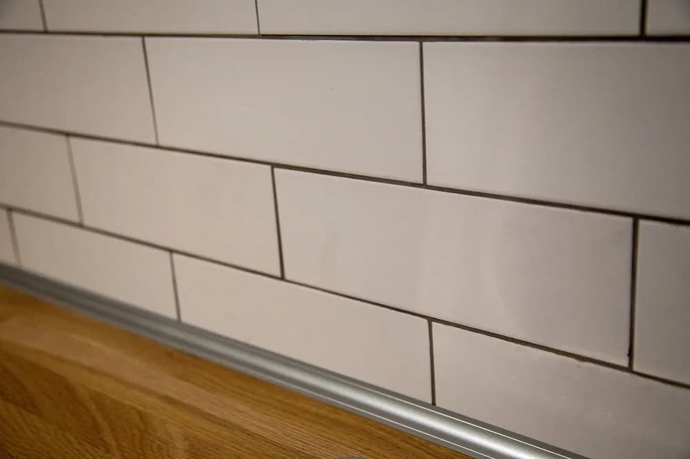 Najlepszy gres do kuchni na ścianę: trwałość, styl i estetyka