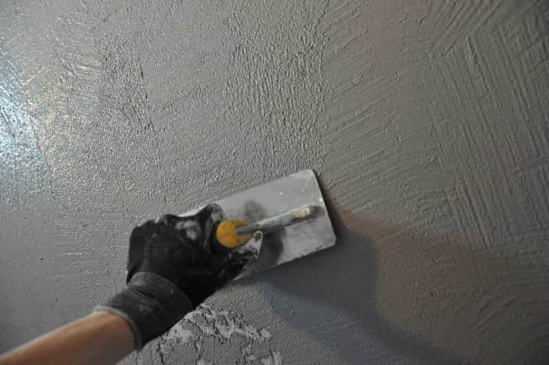 Beton dekoracyjny na ścianę jak zrobić – uniknij najczęstszych błędów