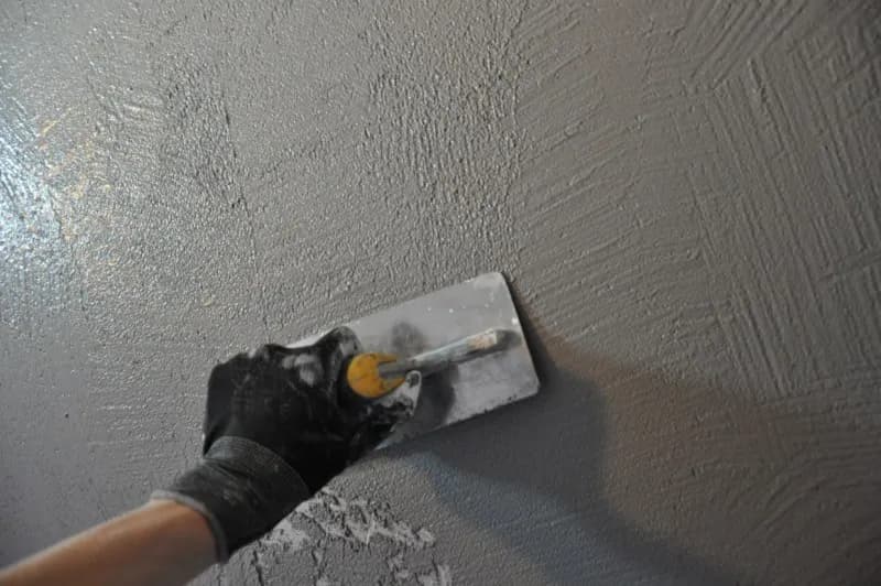 Beton dekoracyjny na ścianę jak zrobić – uniknij najczęstszych błędów
