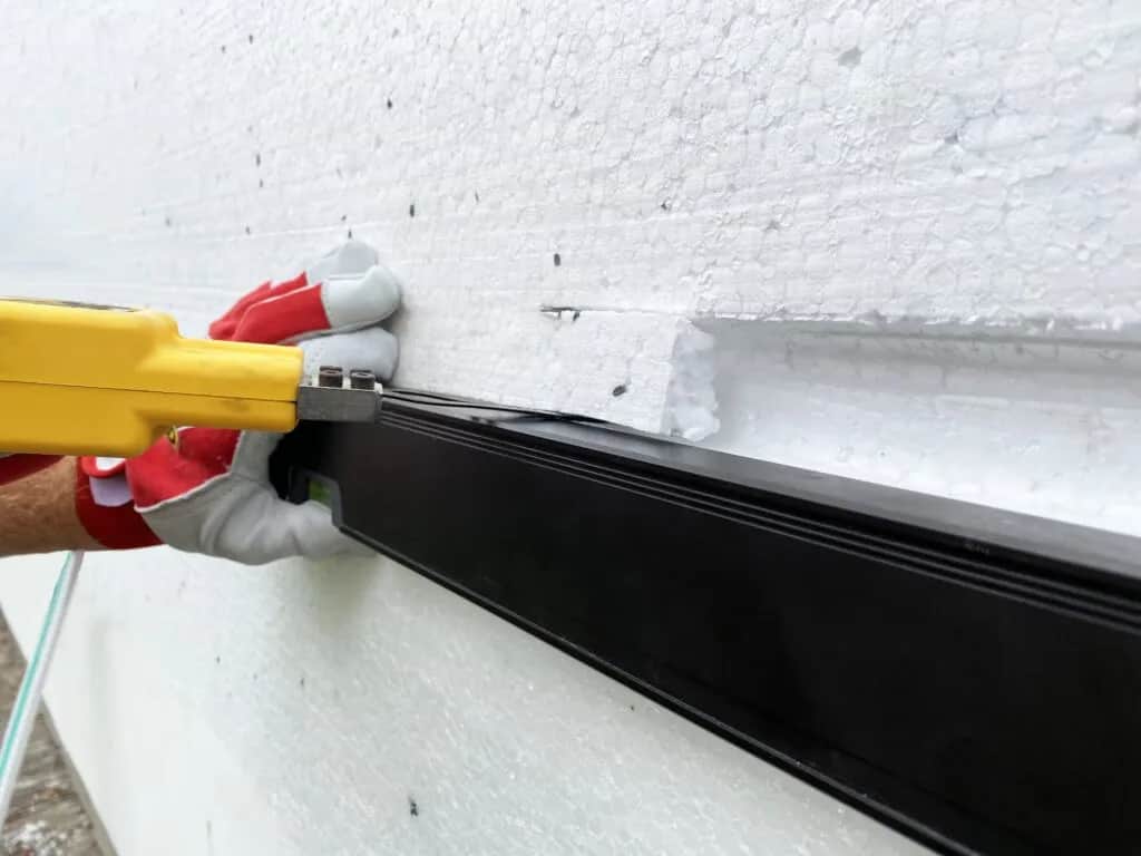 Jak przeciąć styropian wzdłuż bez kruszenia - proste metody i narzędzia