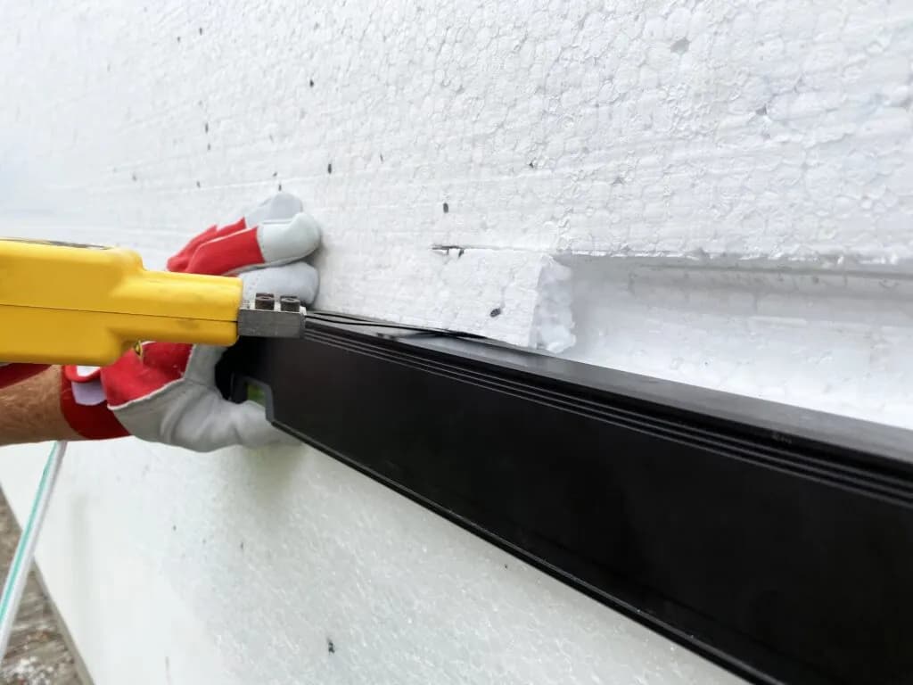 Jak przeciąć styropian wzdłuż bez kruszenia - proste metody i narzędzia