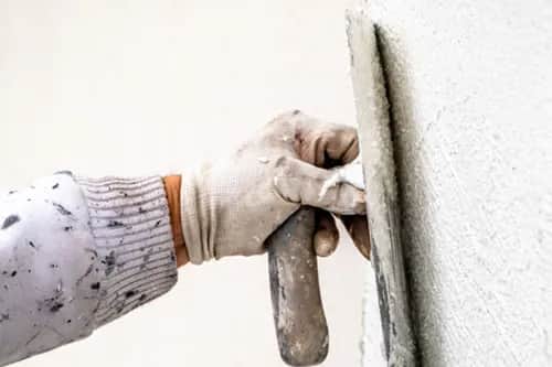 Czy na tynk mozaikowy można kłaść płytki? Kluczowe porady i wskazówki