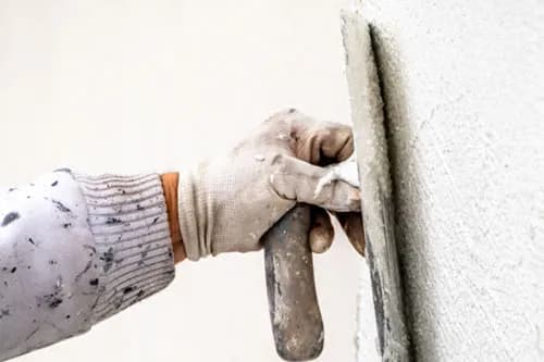 Czy na tynk mozaikowy można kłaść płytki? Kluczowe porady i wskazówki