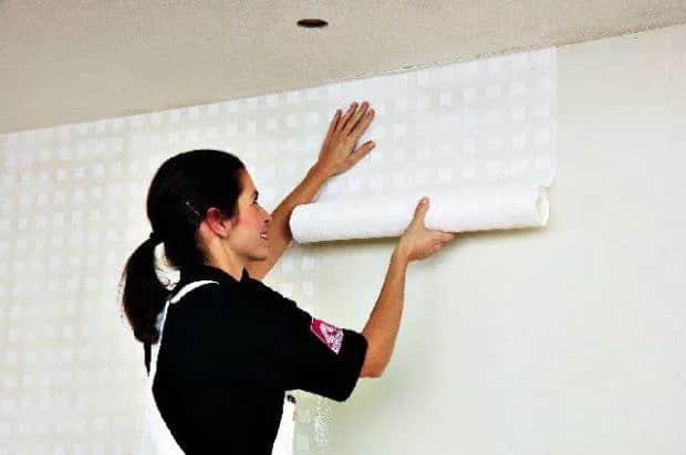 Jak kłaść tapetę bez błędów - krok po kroku do idealnego efektu