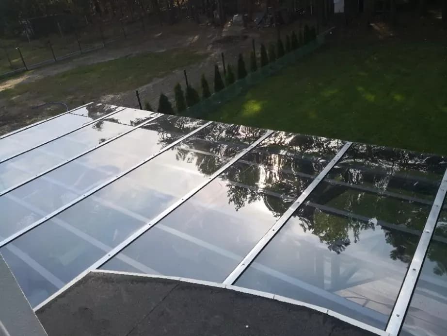 Czy poliwęglan chroni przed słońcem? Odkryj jego skuteczność w UV