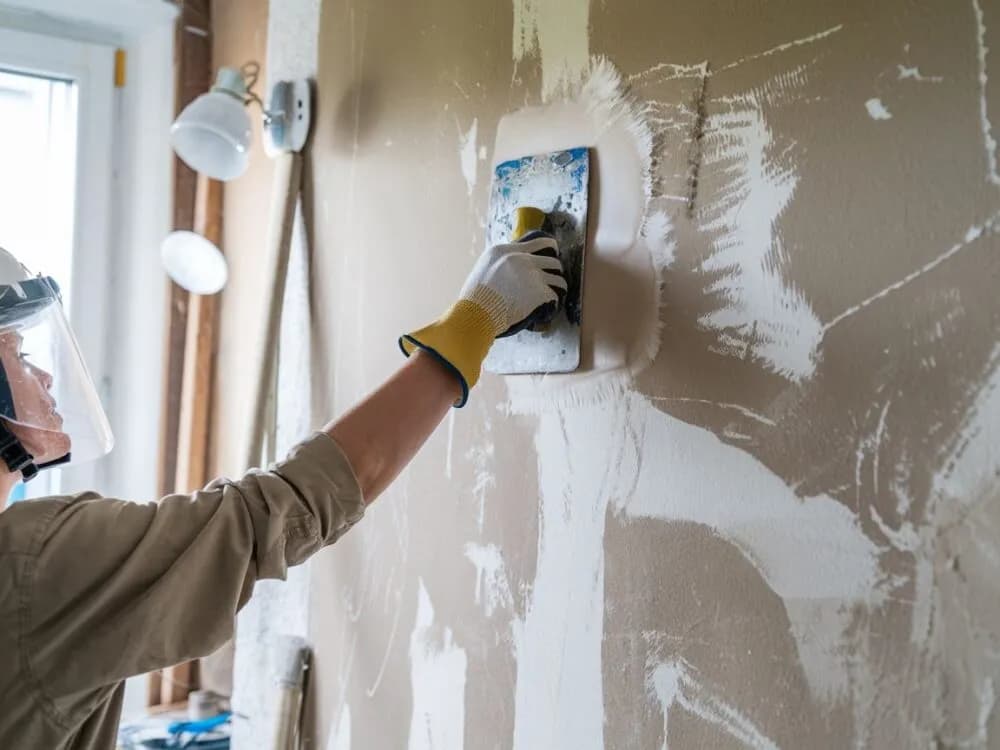 Jak wyczyścić tynk strukturalny bez uszkodzeń i zniszczeń?