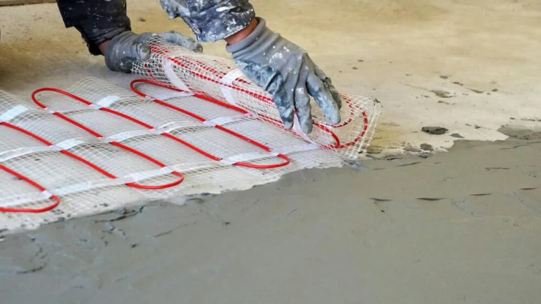 Zaprawa wyrównująca czy samopoziomująca - co wybrać, by zaoszczędzić?