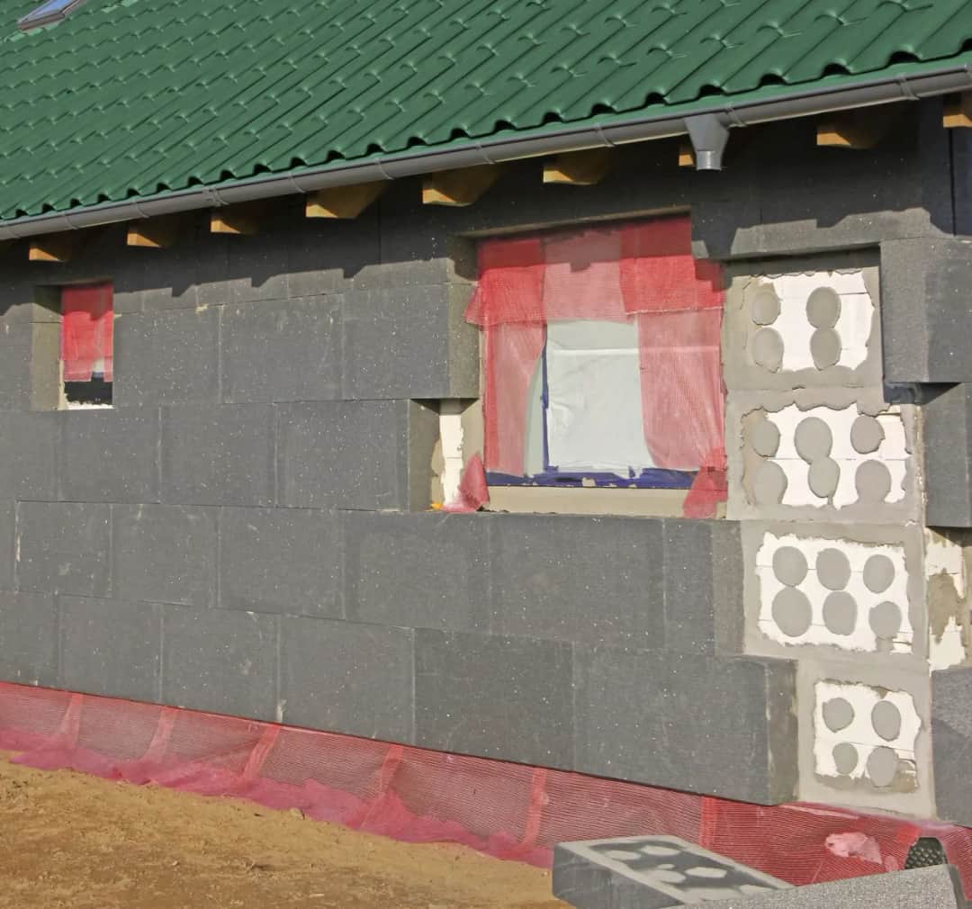 Jak obrobić okno styropianem, aby uniknąć strat ciepła i kosztów