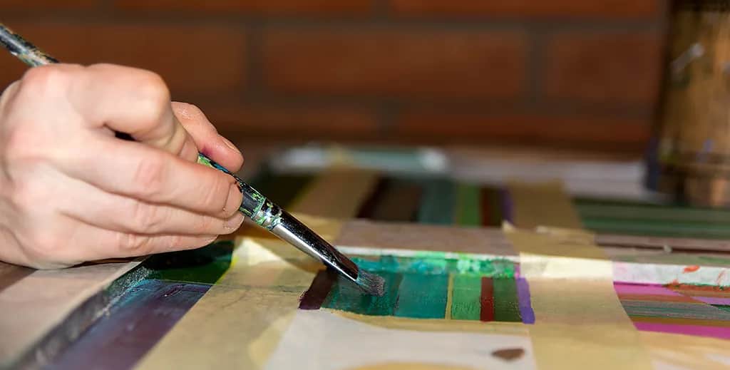 Jak malować farbami akrylowymi drewno i uniknąć najczęstszych błędów