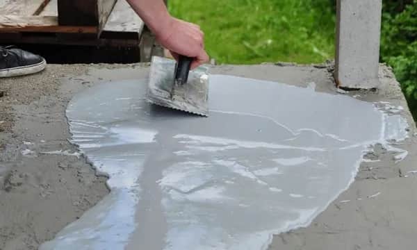 Czym wyrównać beton na zewnątrz, aby uniknąć kosztownych napraw?