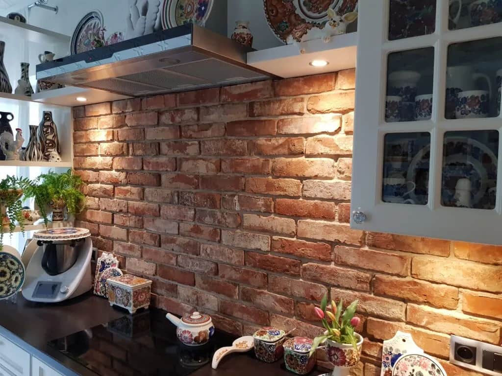 Jak zakończyć ścianę z cegły, aby uniknąć błędów i uzyskać efektowny wygląd