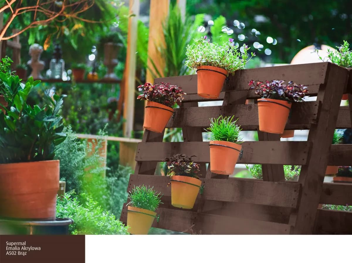 Jakie kwiaty do kwietnika z palet? Odkryj idealne rośliny na balkon