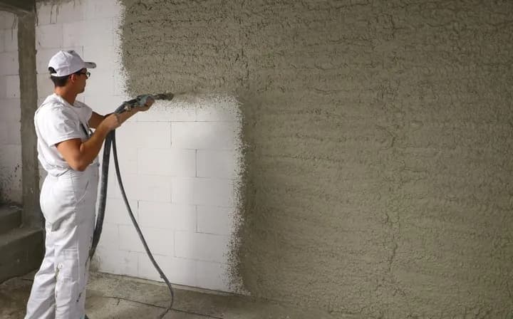 Jaki cement do tynków wewnętrznych? Wybierz najlepszy materiał budowlany